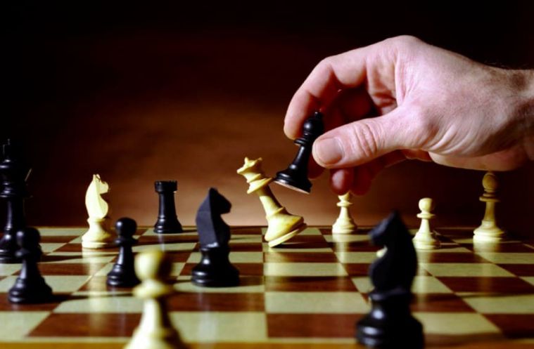 Vua ăn vua trong cờ vua có được phép hay không?