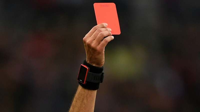 Thẻ đỏ được sử dụng để loại bỏ khỏi trận đấu tất cả các cầu thủ có mặt trên sân